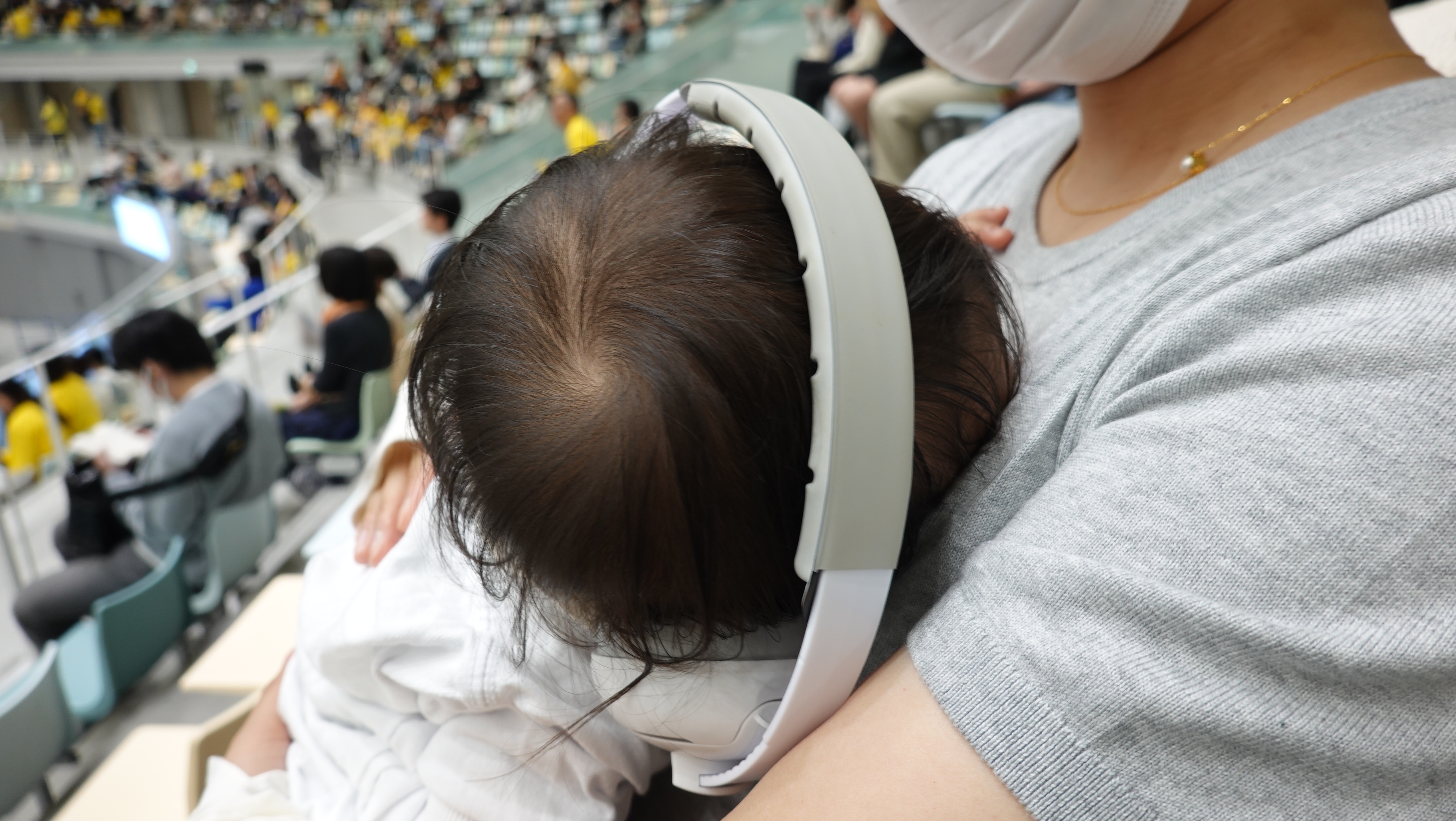 あなぶきアリーナ香川 赤ちゃんのイヤーマフ装着